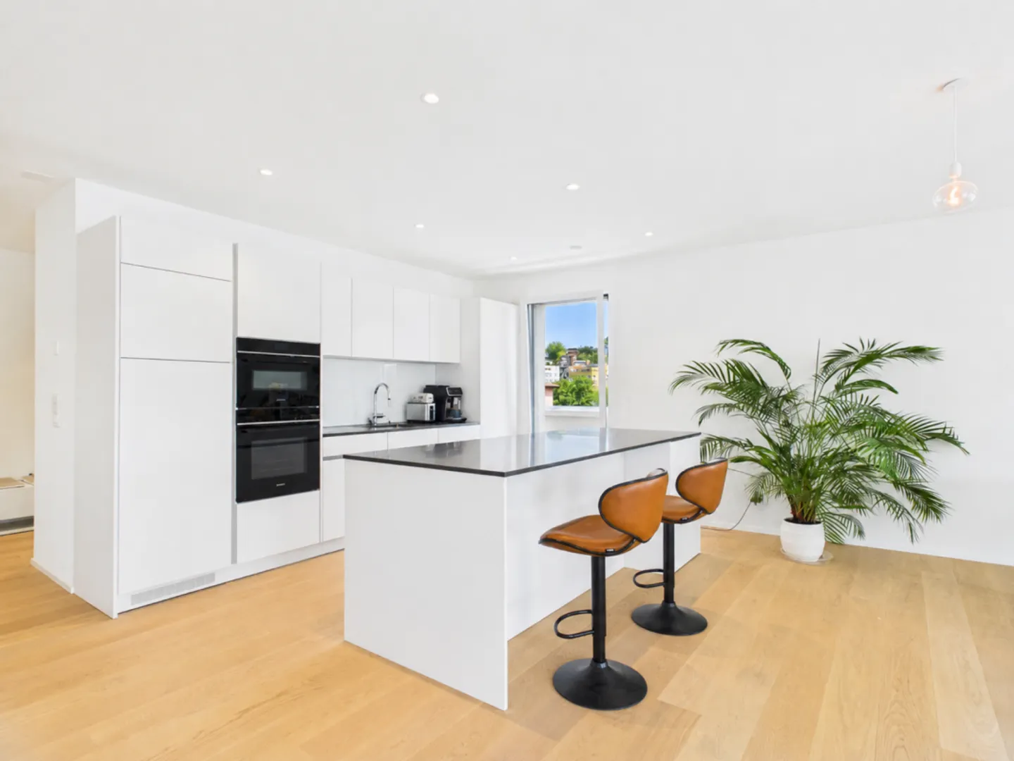 Exclusive 3.5-room penthouse apartment with generous outdoor spaces in Binningen - Photo 3 of 13