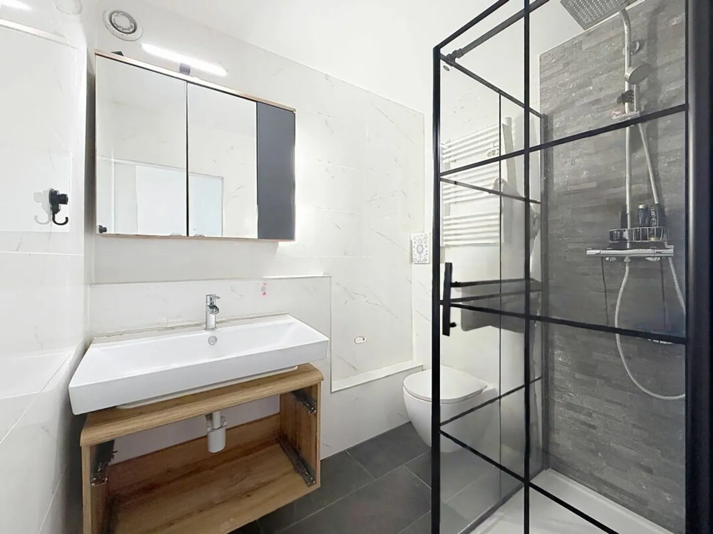 Charming 4.5-room renovated apartment with balcony and view of the cathedral - Photo 9 of 11