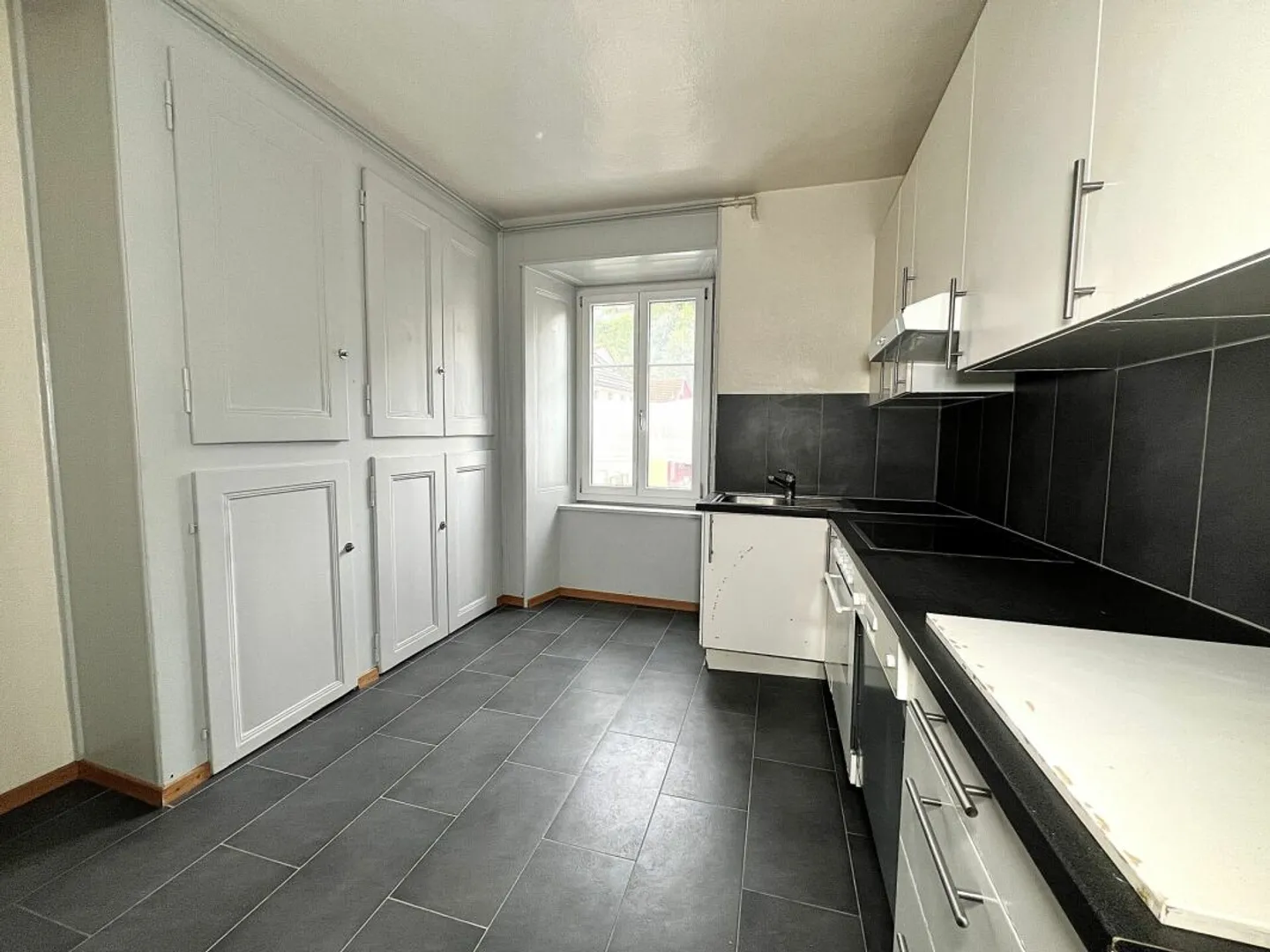 Spacious 3.5-room apartment for rent in Locle - Photo 3 of 6