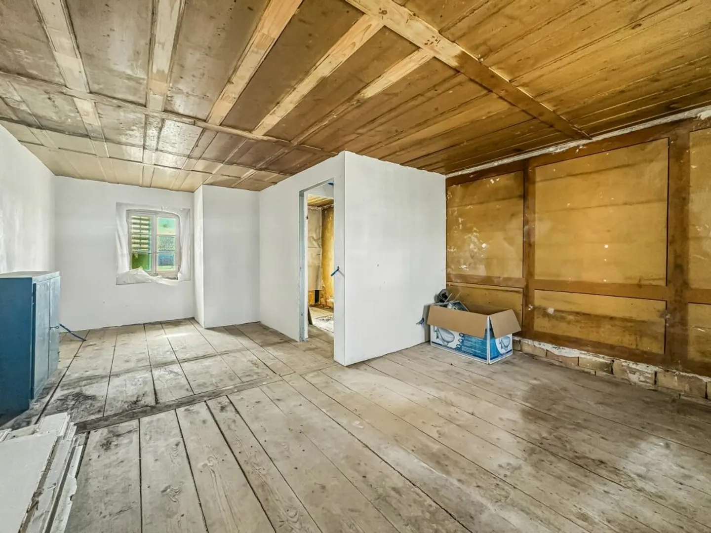 MAISON FRIBOURGEOISE A TRANSFORMER EN 2 APPARTEMENTS AVEC PERMIS DE CONSTRUIRE POUR AGRANDISSEMENT - Photo 6 sur 12