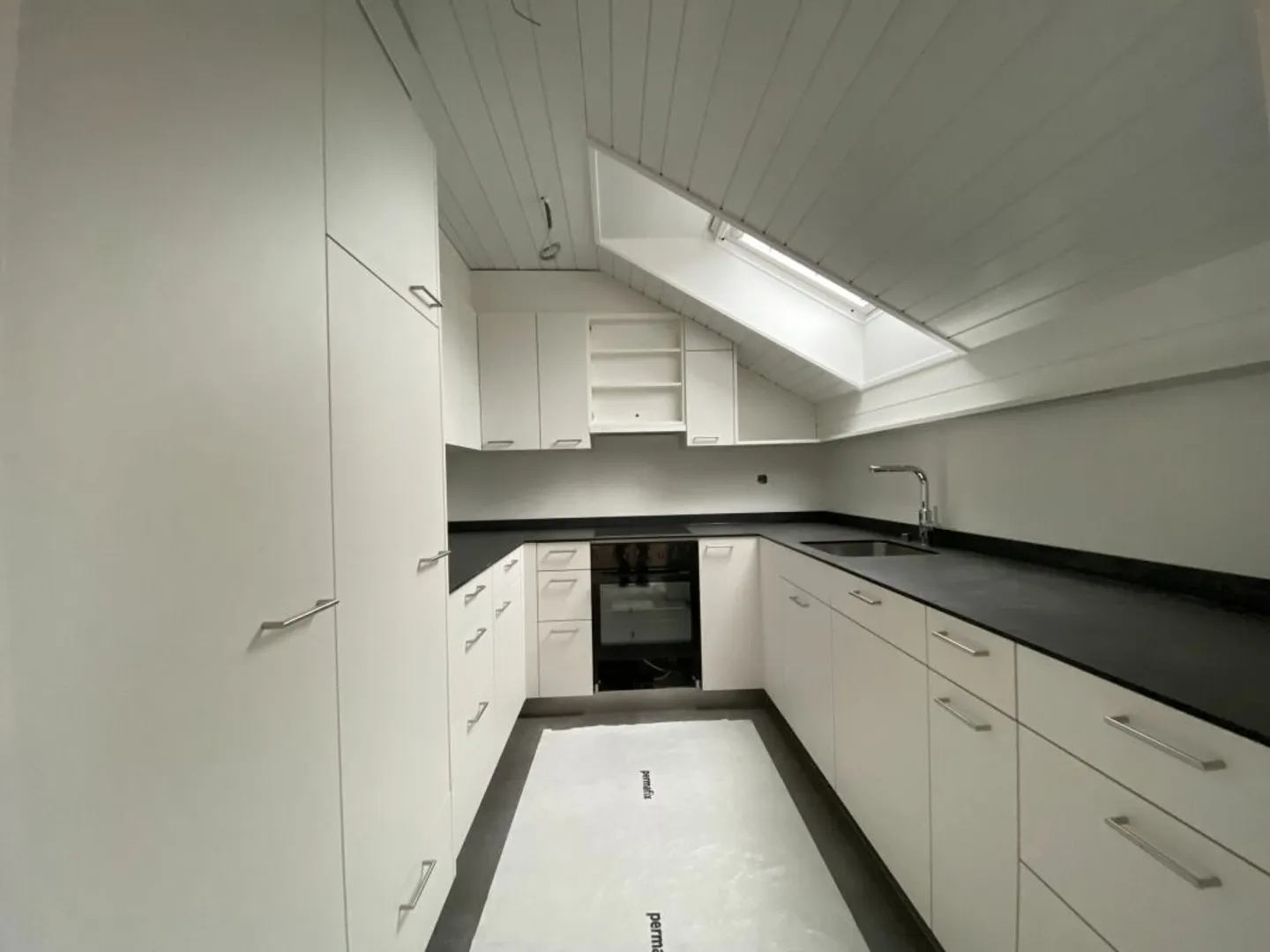 très belle et spacieuse appartement de 4 pièces au dernier étage - Photo 2 sur 5