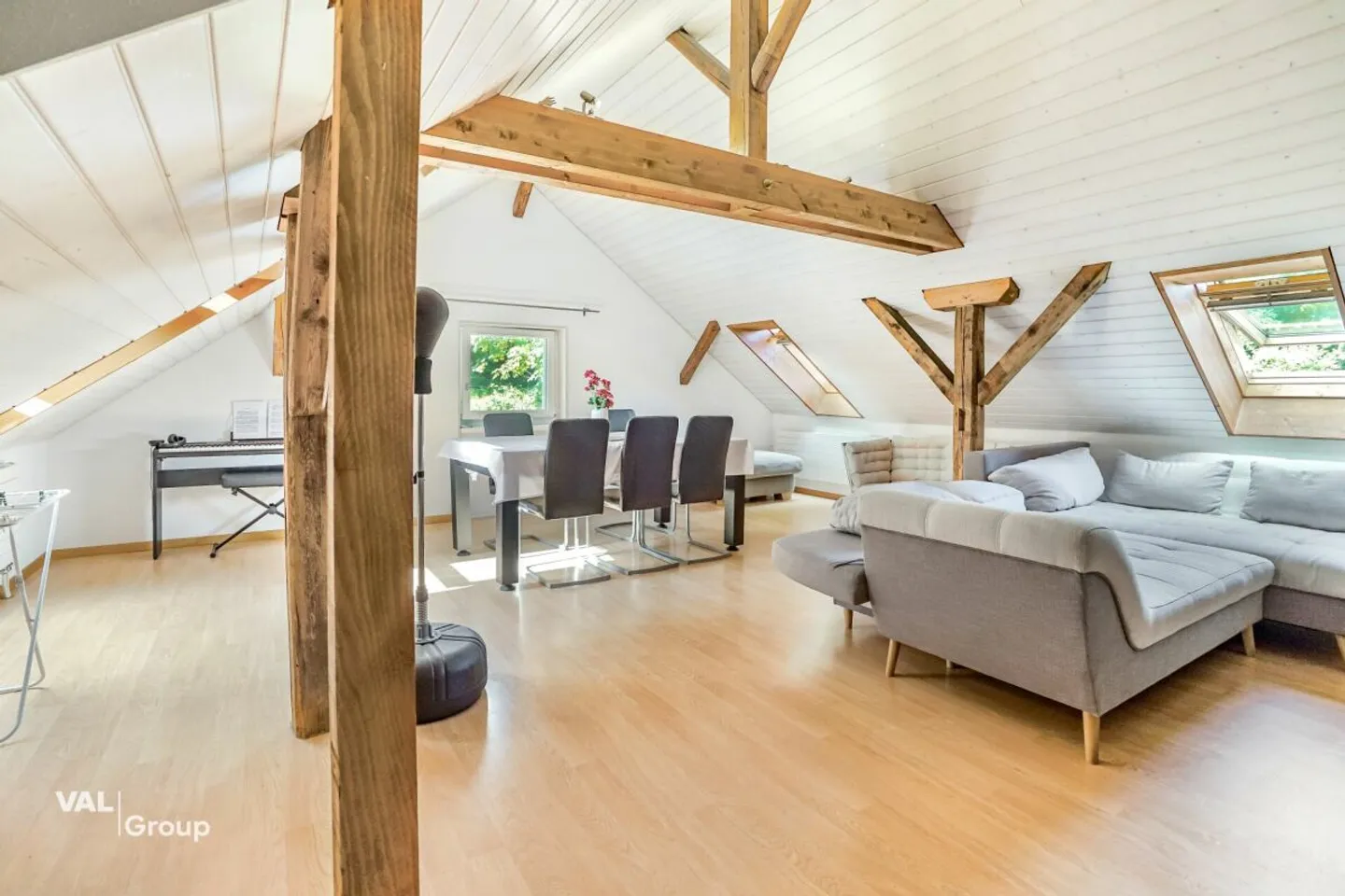 Charmante appartement sous les combles de 2,5 pièces - Photo 2 sur 5
