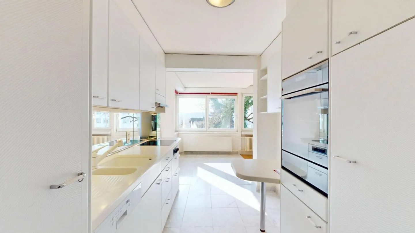 Appartement pratique de 4,5 pièces avec piscine et potentiel - Photo 4 sur 11