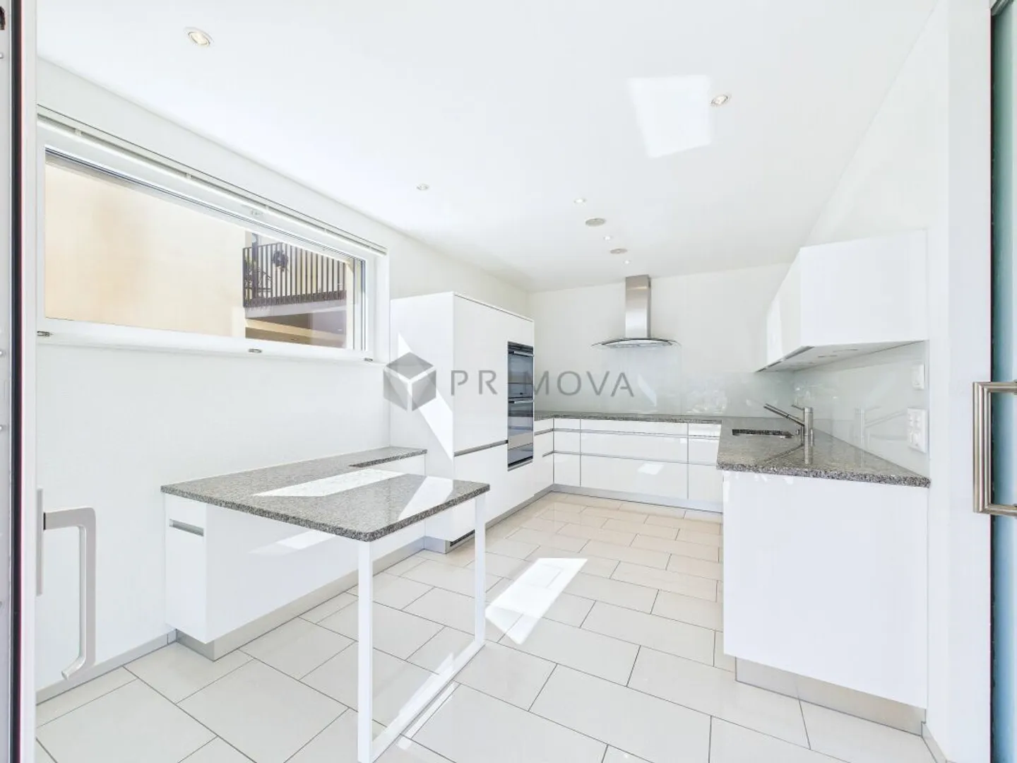 Luxurious terrace apartment with garden and panoramic view of the mountains and the lake! - Photo 9 of 13