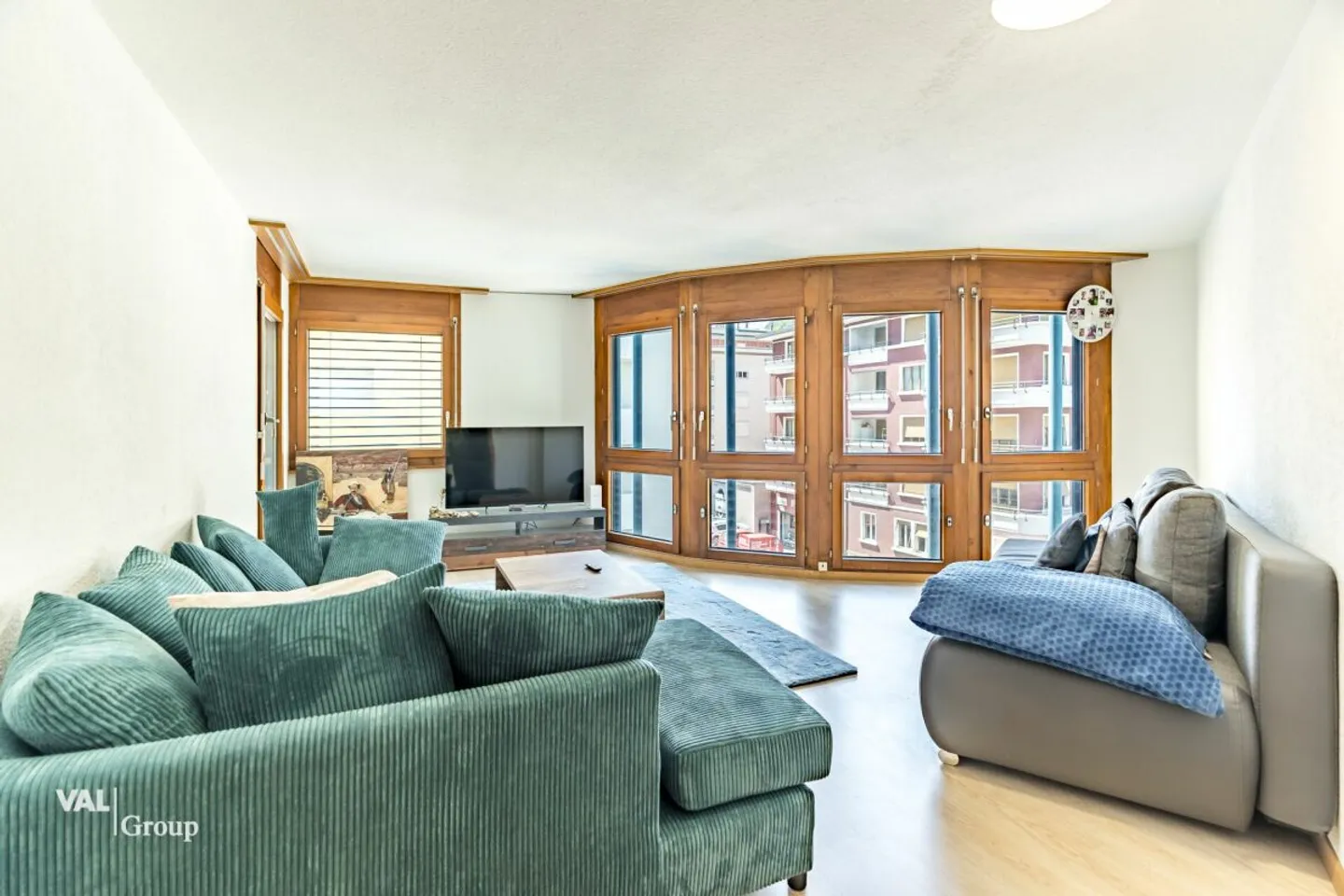 Appartement extrêmement central avec deux balcons et une lumière généreuse - Photo 5 sur 13