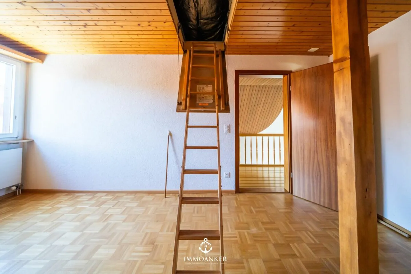 Light-flooded 4.5-room apartment with high ceiling and fireplace in Bottmingen - Photo 12 of 13