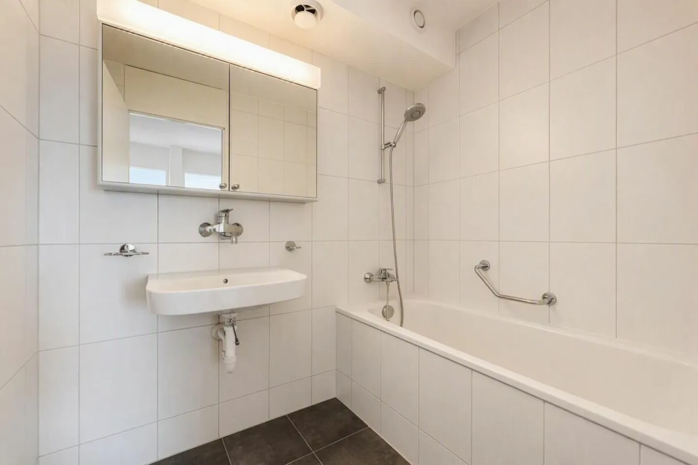 Appartamento 4.5 stanze parzialmente ristrutturato con un layout attraente - Foto 5 di 10