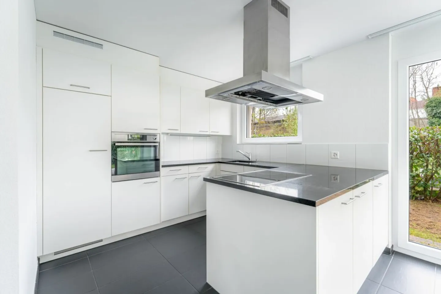 Well-maintained 3.5 room apartment in a quiet location on the upper floor - Photo 8 of 13