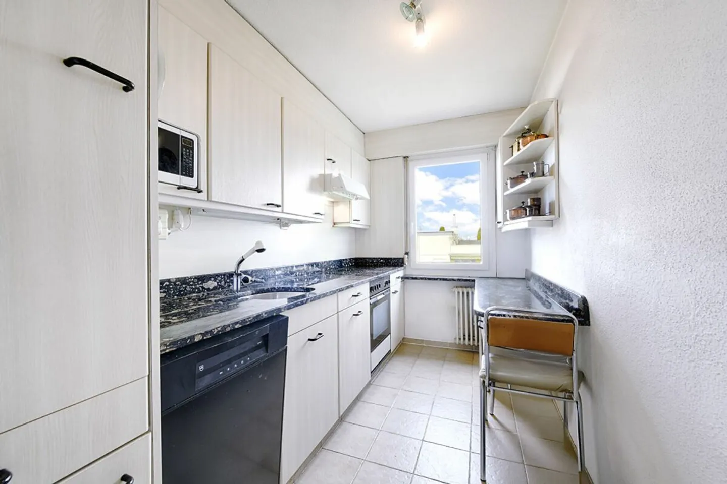 4.5 Room Penthouse Apartment in a Quiet Location with Distant Views - Photo 5 of 10