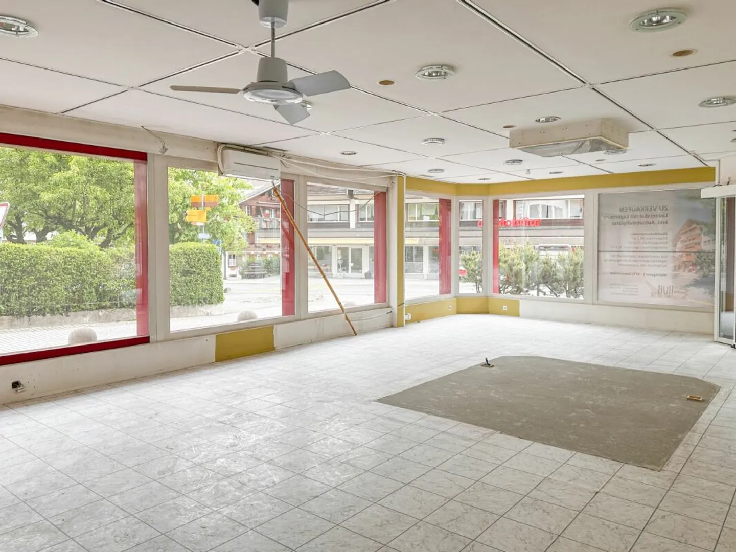 Espace commercial avec espace de stockage et places de stationnement - Photo 5 sur 7