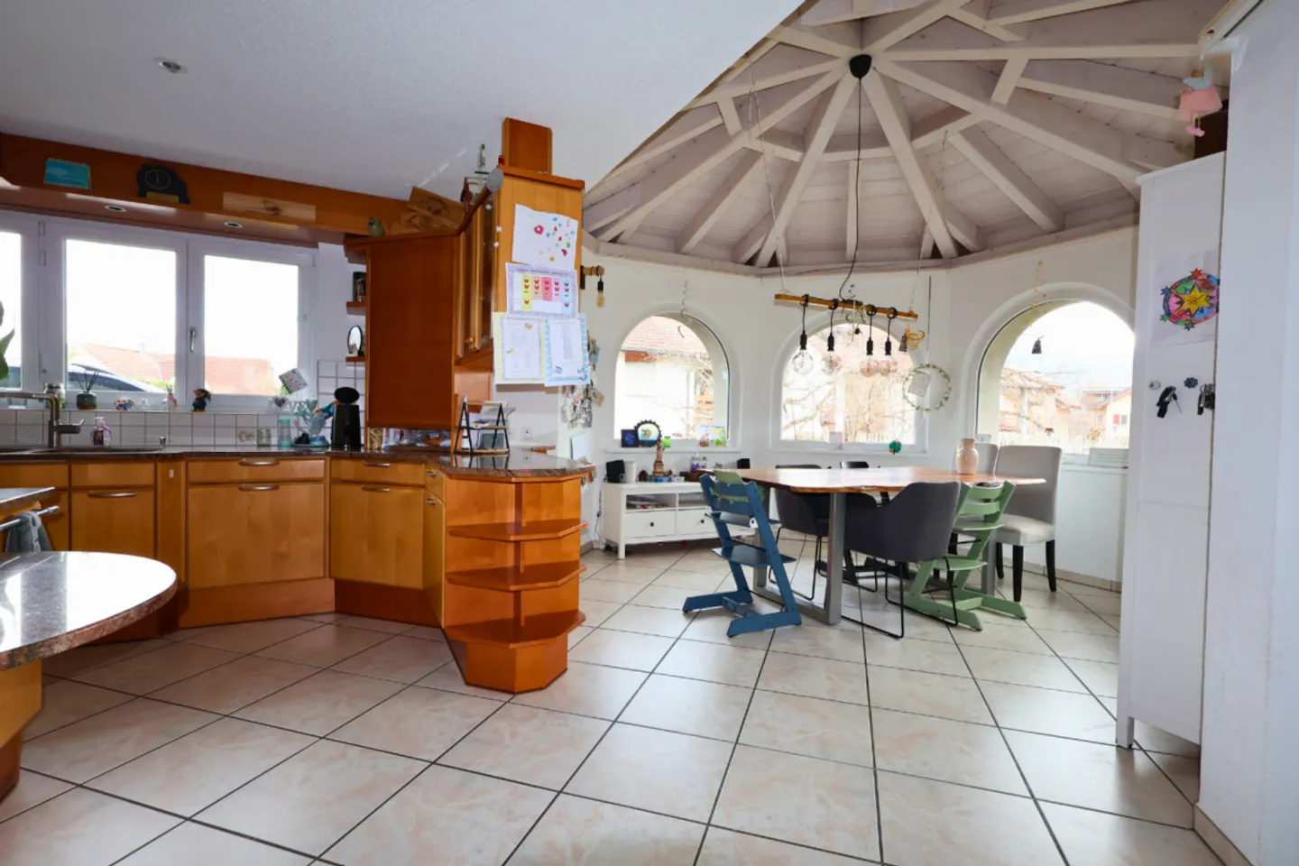 Grosszügiges Einfamilienhaus mit Pool - Foto 7 von 13