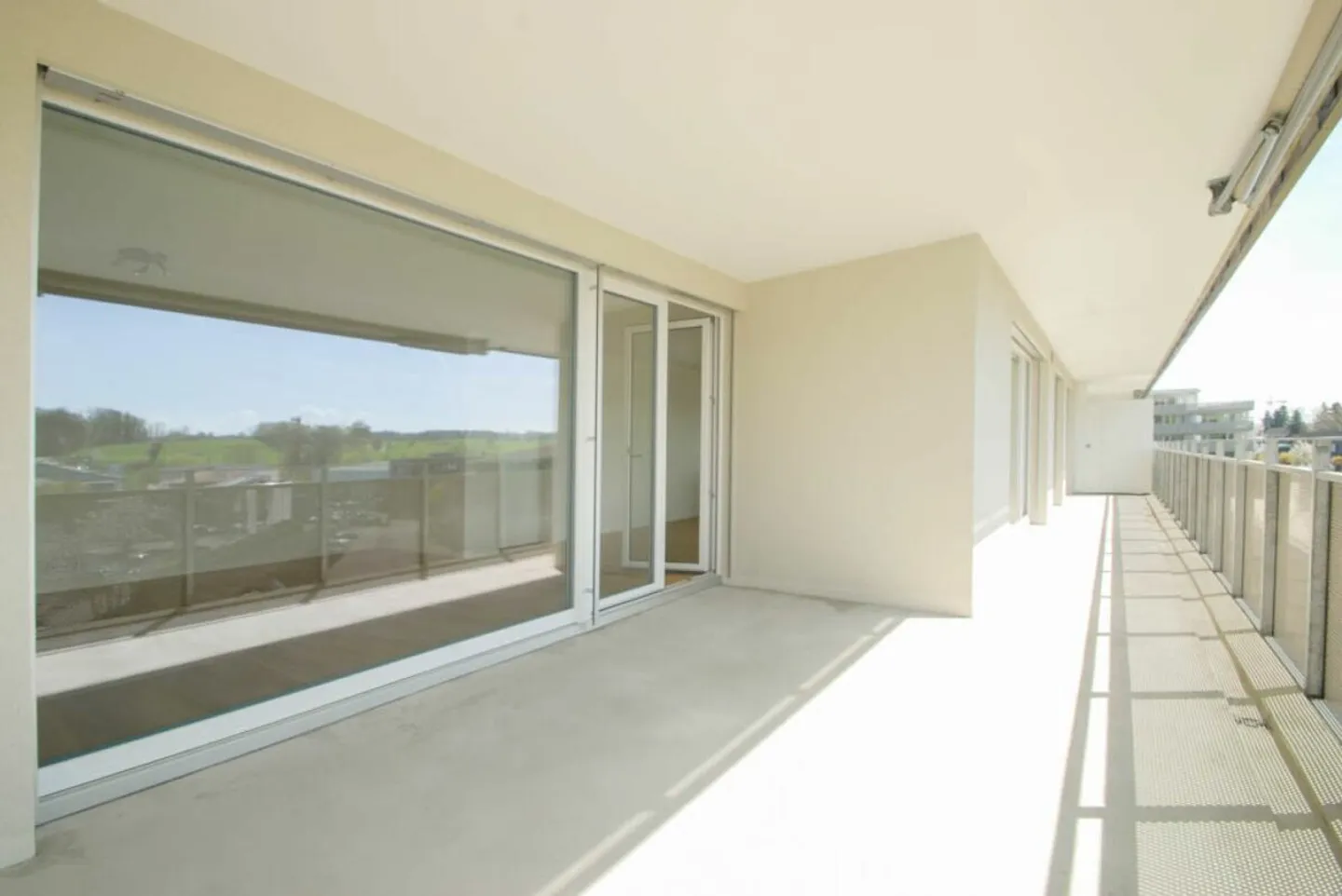 Modern 3.5-room apartment with south balcony, mountain view & garage - Photo 8 of 11