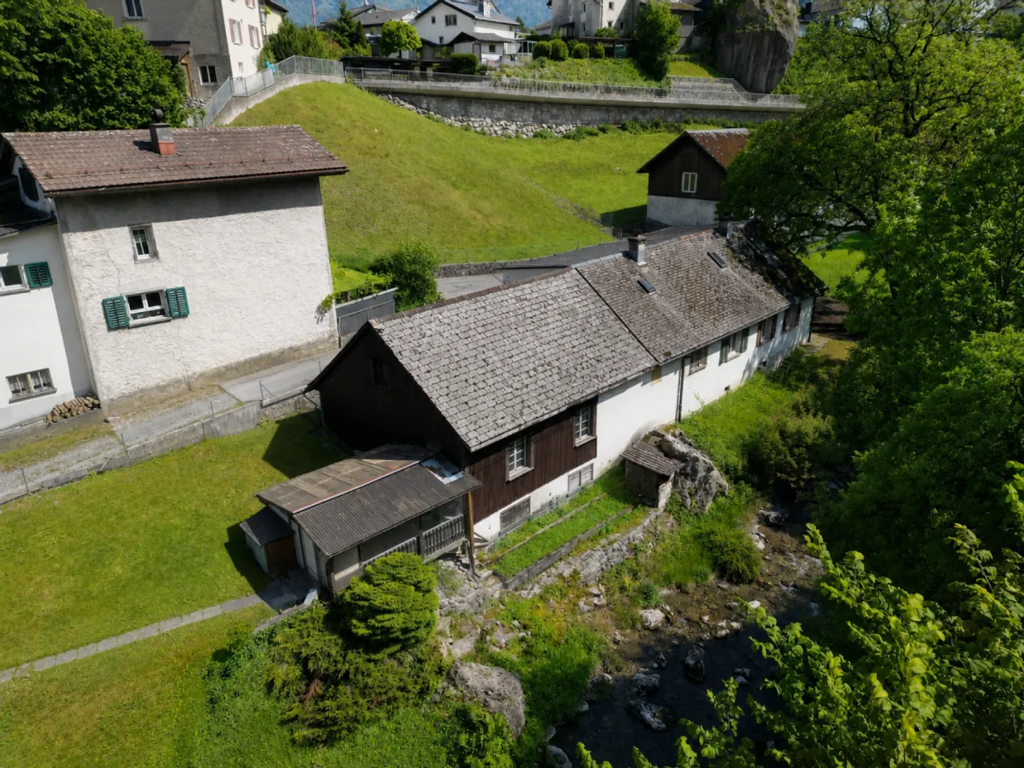 Casa bifamiliare con grande giardino in posizione tranquilla a Riedern GL - Foto 1 di 13