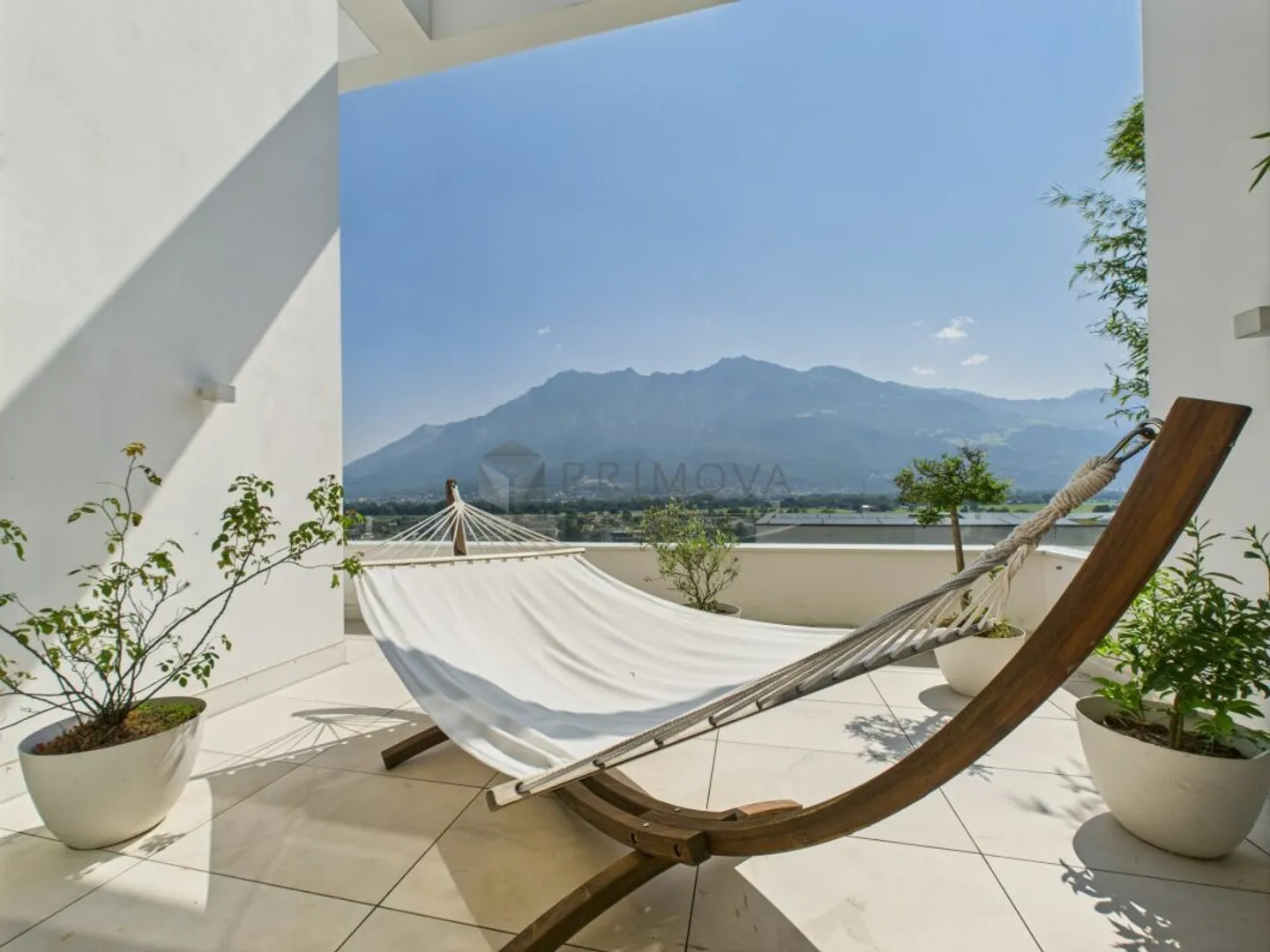 Stylish Architect House with Timeless Elegance - Photo 6 of 13