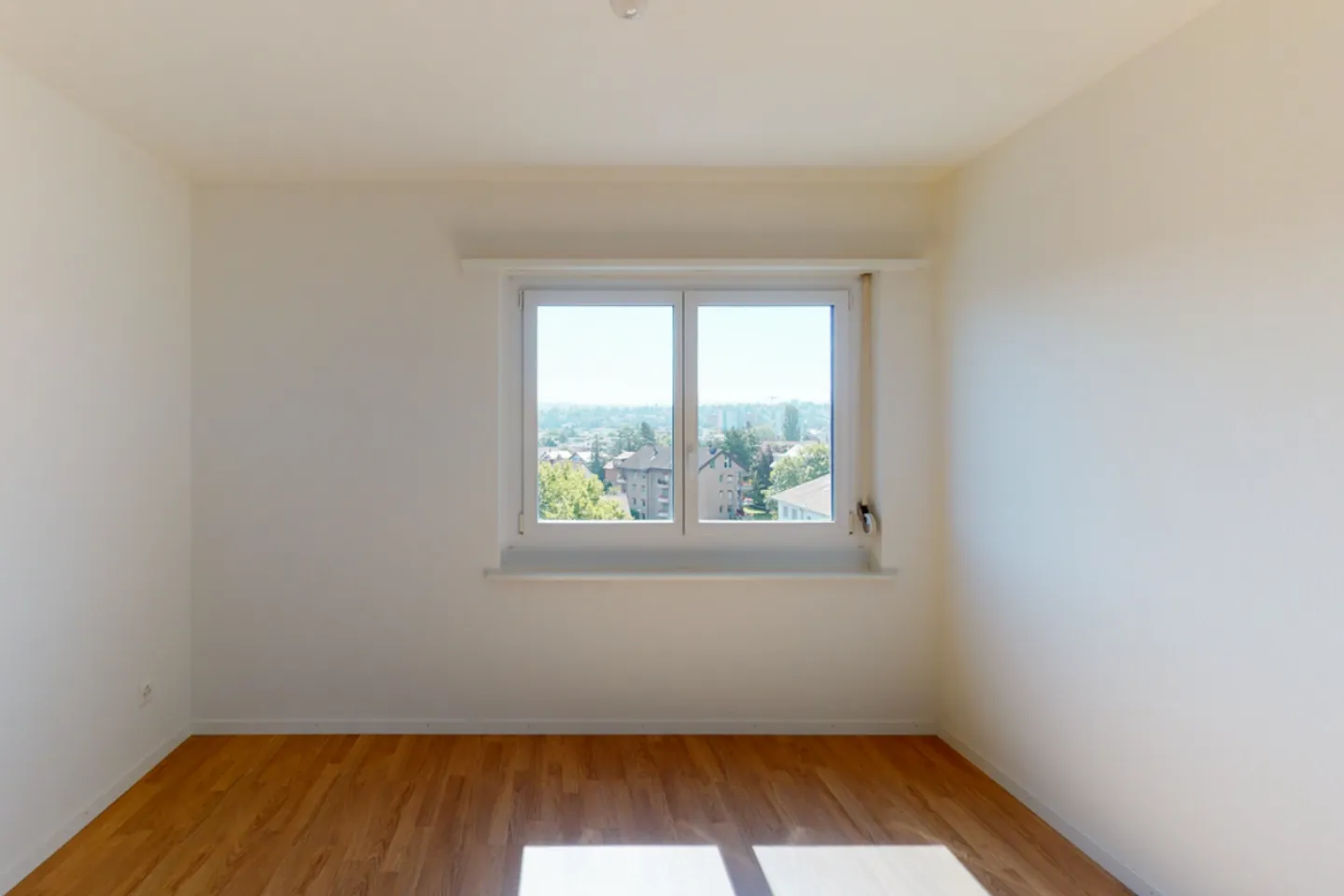 Beautiful view and private washer-dryer - Your new home? - Photo 8 of 10