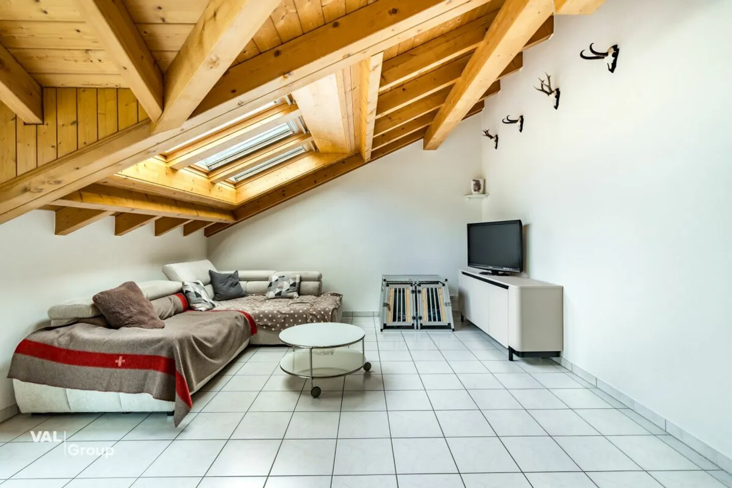 Character, Light and Mountain View: 4½-room attic apartment in the center of Visp - Photo 2 of 13