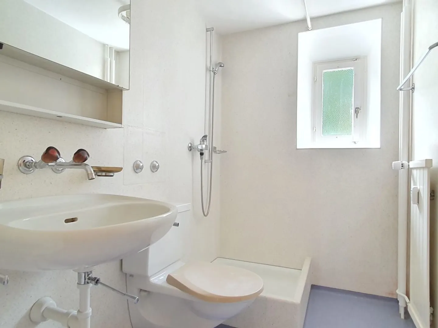 Affordable and well-maintained 3.0-room apartment with a breathtaking view - Photo 4 of 5