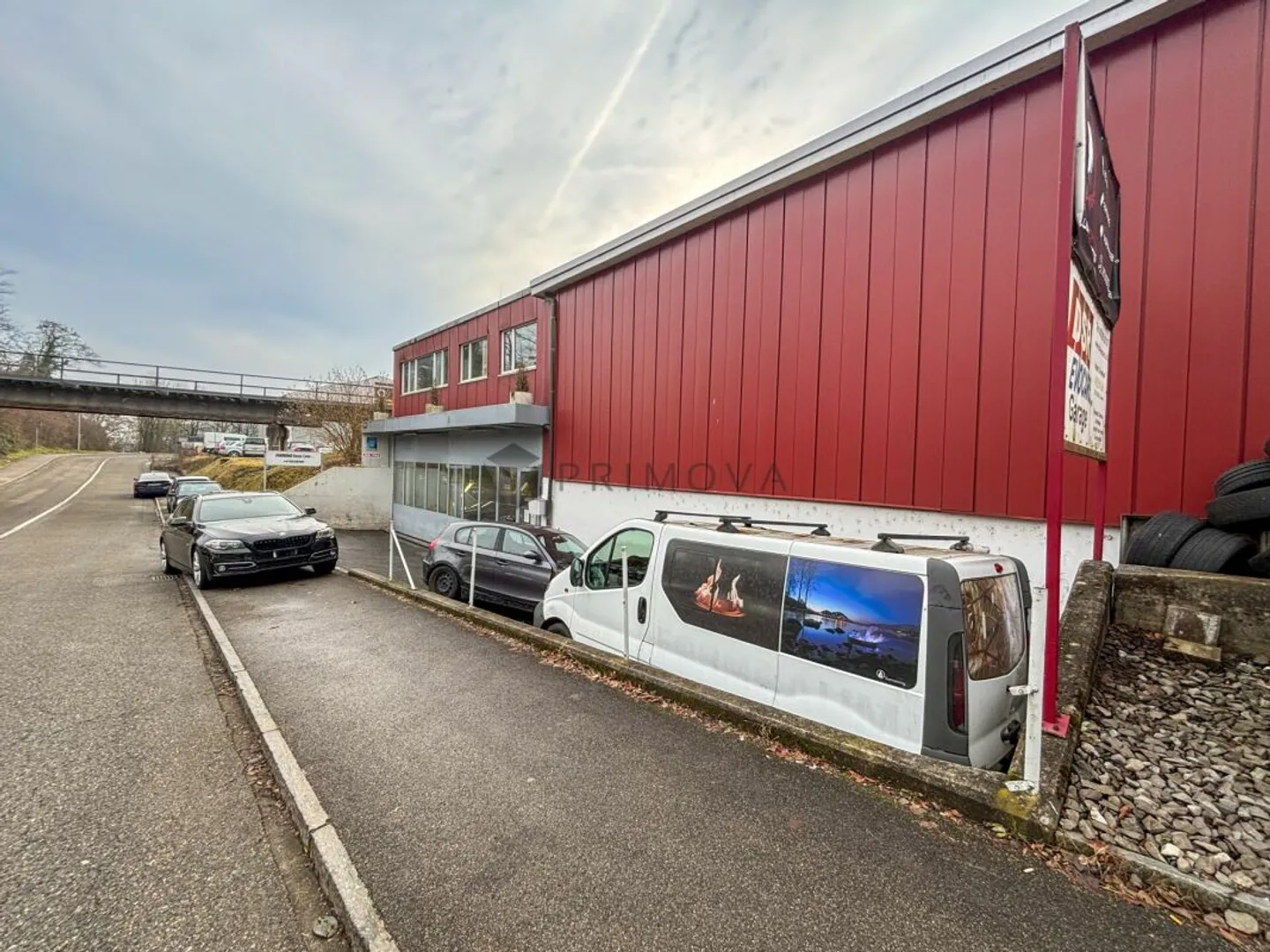 Atelier automobile impeccable pour l'auto-réalisation ou à des fins d'investissement avec environ 6 % de rendement - Photo 3 sur 4