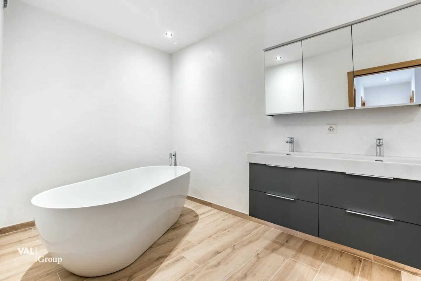 Modern architecture and stunning view of the Valais Alps - Photo 11 of 13