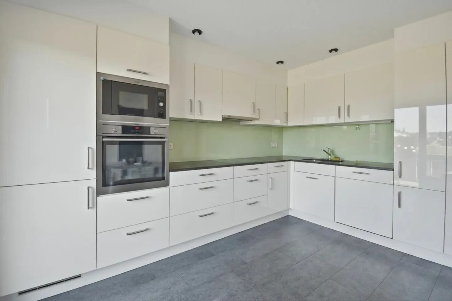 Modern 4.5-room apartment with practical additional room - Photo 3 of 11