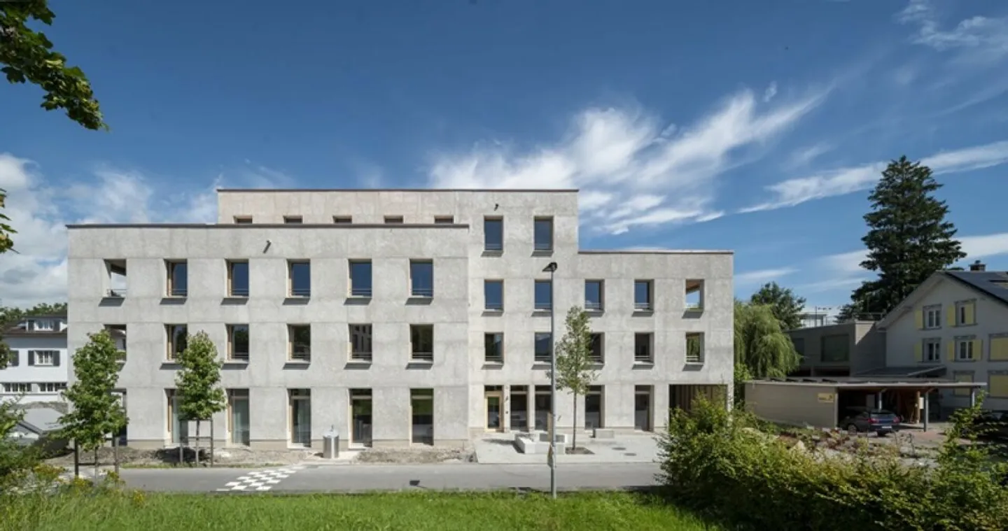 Appartement penthouse moderne et spacieux de 3,5 pièces dans un emplacement central - Photo 13 sur 13