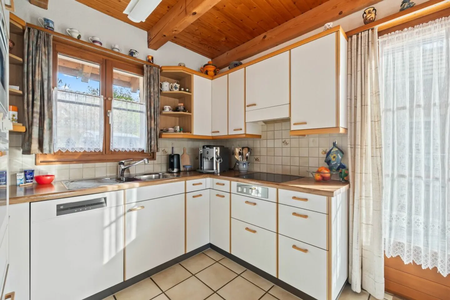 Casa unifamiliare luminosa in una posizione tranquilla con vista da sogno - Foto 8 di 13