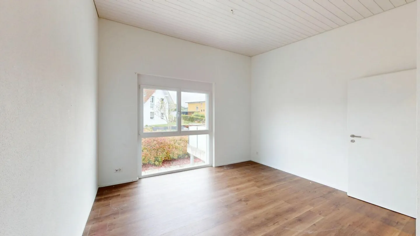 Spacious single-family home with garden, balcony, and high-quality furnishings - Photo 7 of 9