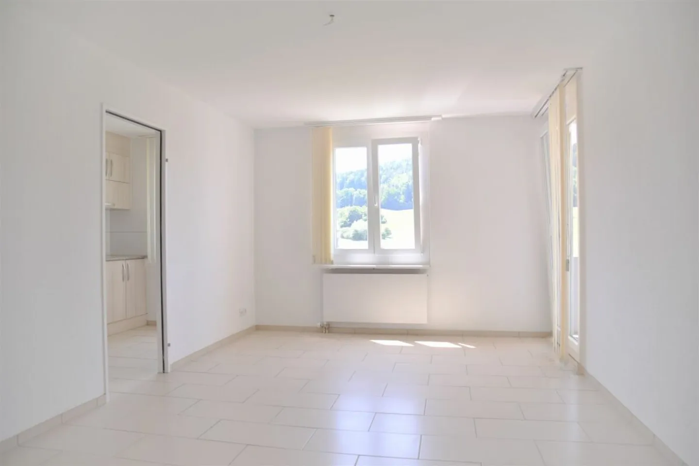 Spacious 2.5 room apartment in a quiet area with balcony, parking space and good accessibility - Photo 11 of 13