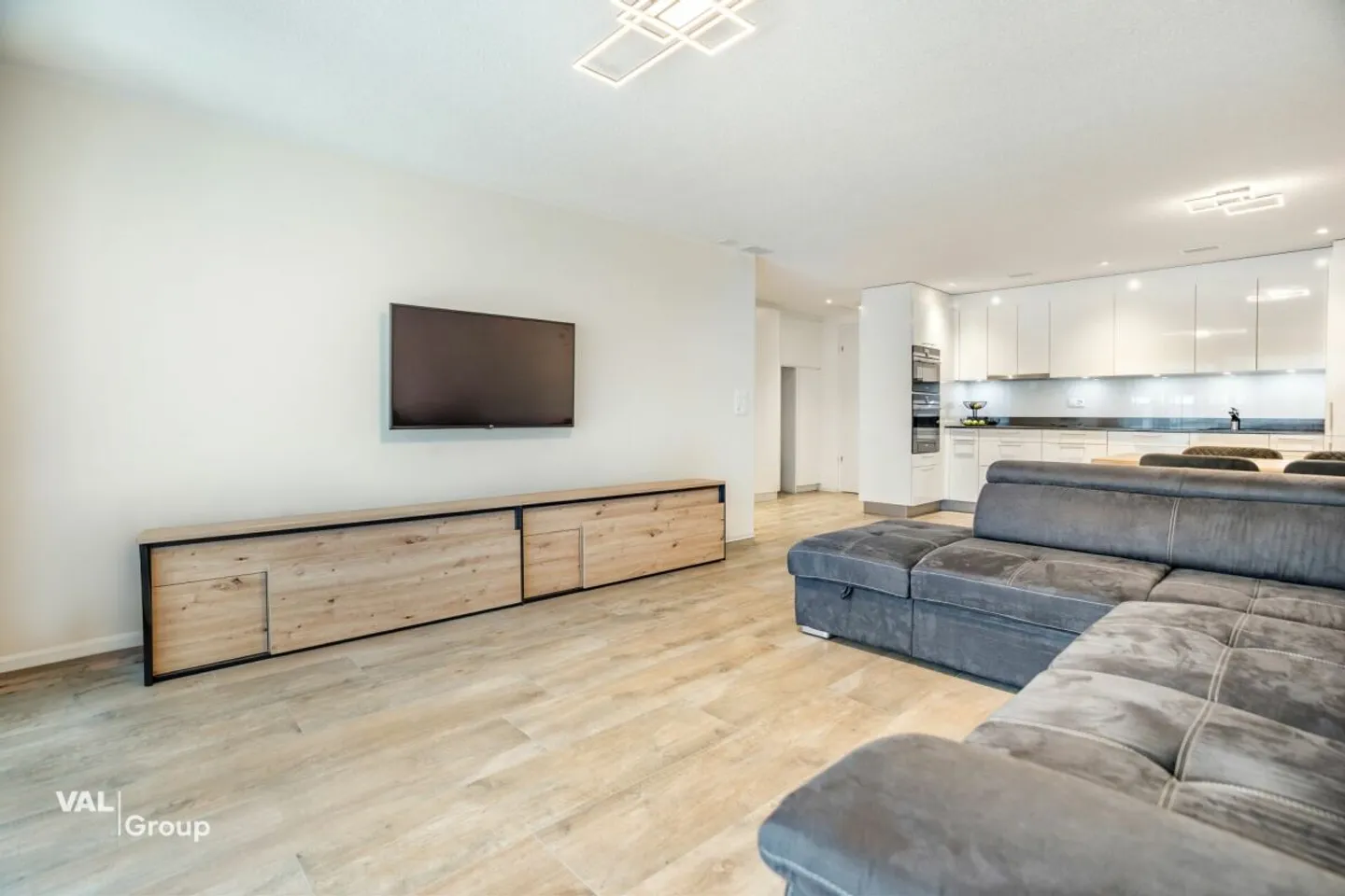 Newly built, bright apartment with generous private green space - Photo 3 of 13