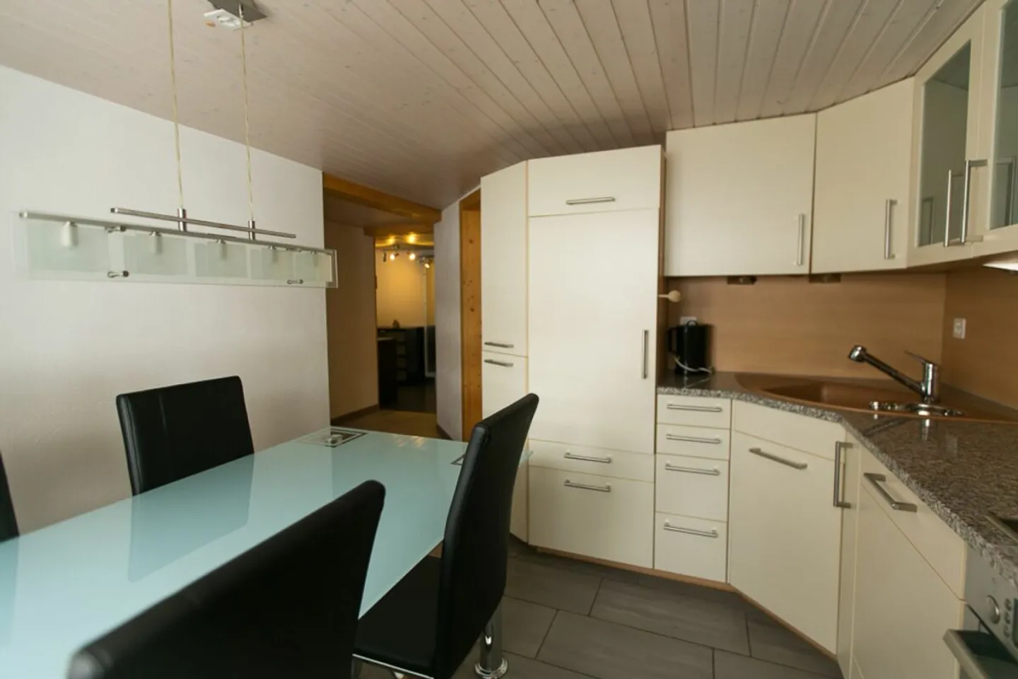 3 1/2 Room Apartment, 90 m2 Living Space, via dil bogn 1, 7188 Sedrun. We are renting a modern renovated, furnished and bright apartment from June 1, 2026. - Photo 2 of 9