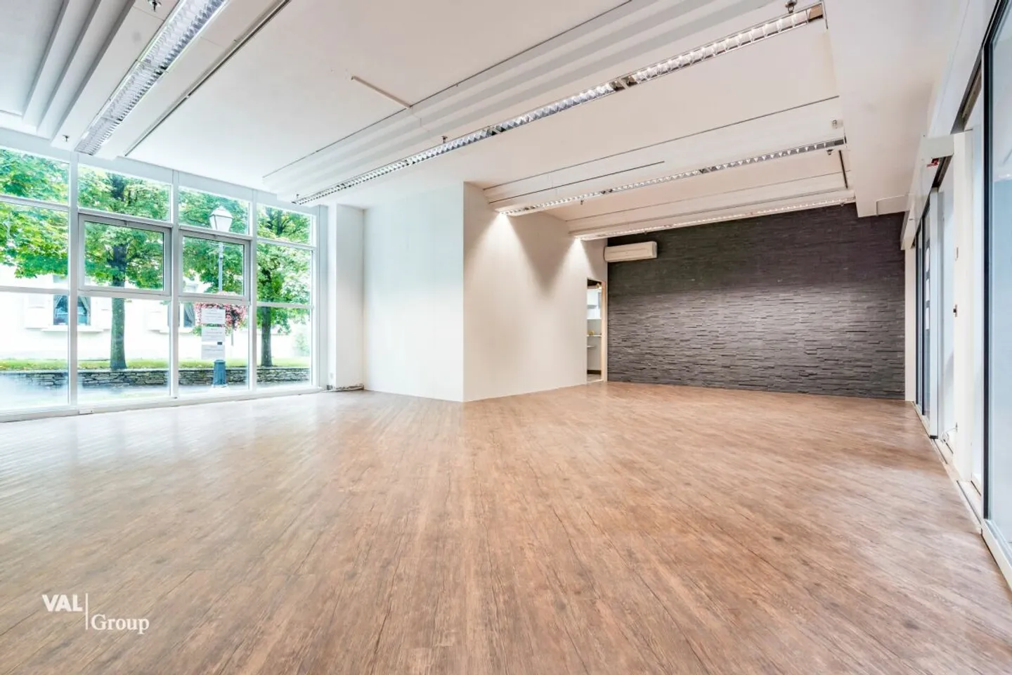 Nel cuore del paradiso termale: Locale attraente con potenziale e passaggio - Foto 4 di 9