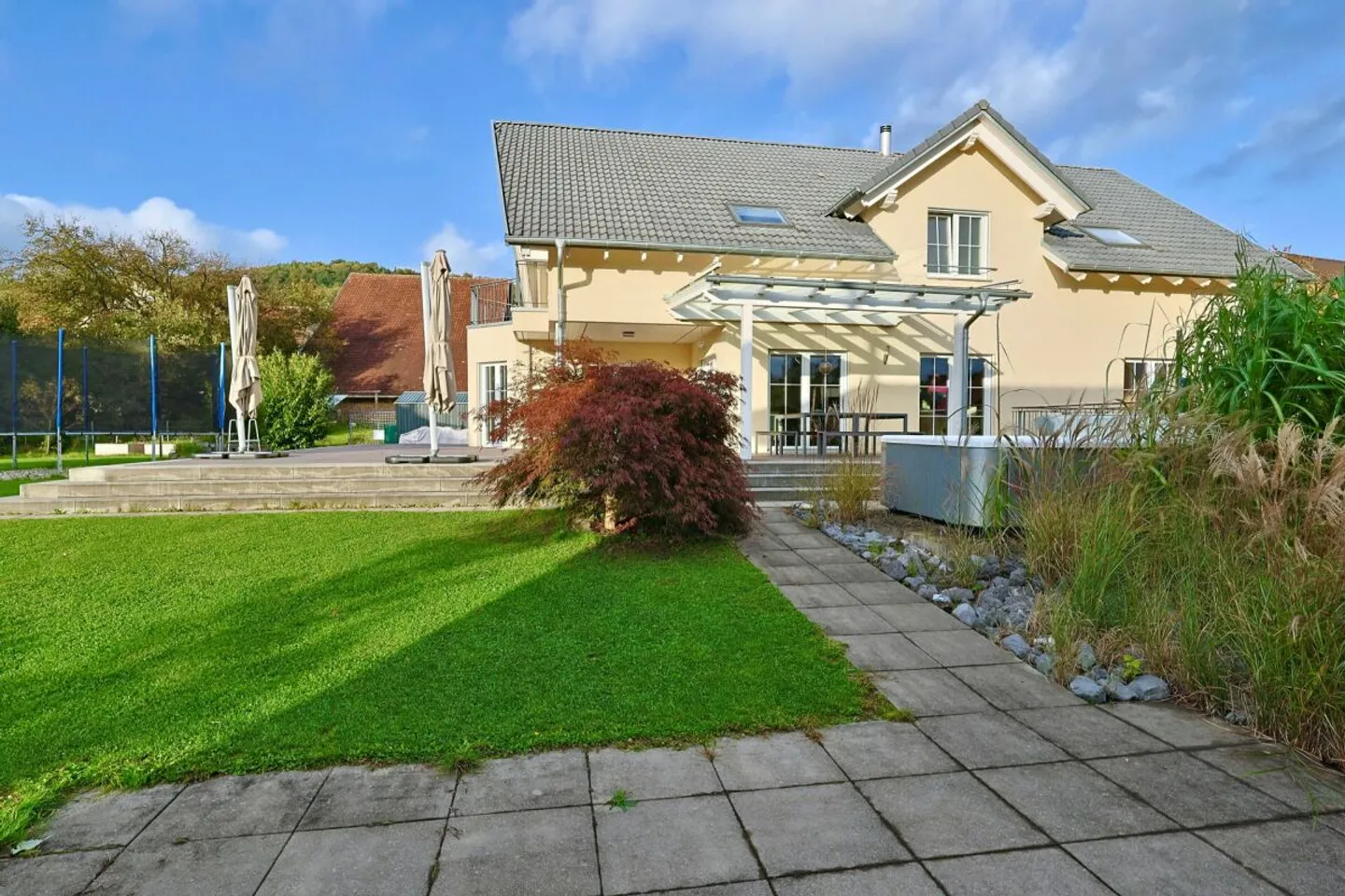 Charmantes Familienhaus mit Garten - Foto 2 von 7