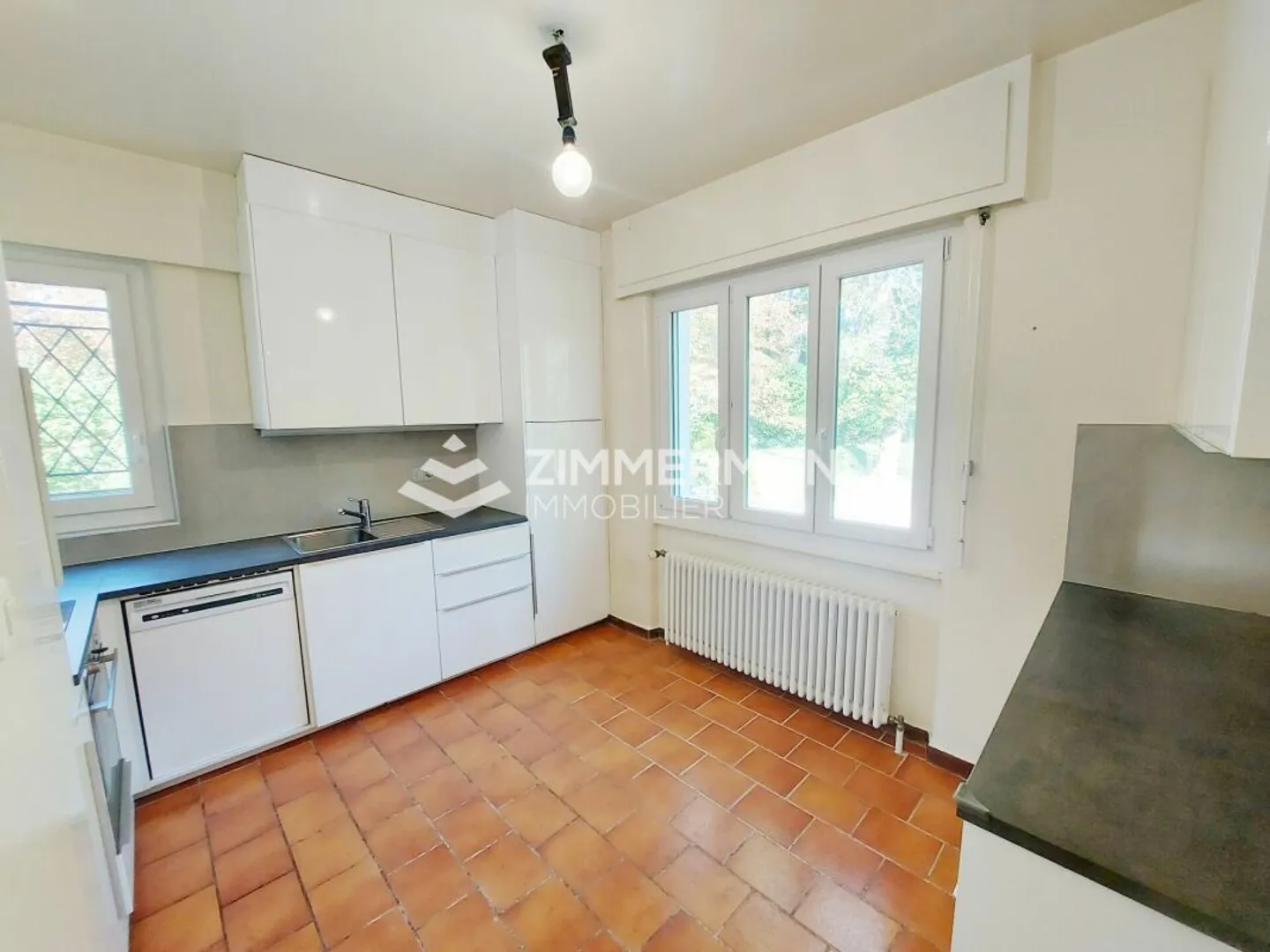 Genthod - Familienvilla auf einem wunderschönen, bewaldeten Grundstück von 2.000 m² - Foto 4 von 13