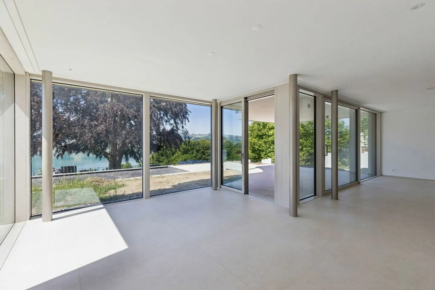 Villa neuve exclusive avec piscine et vue sur le lac - Photo 7 sur 13