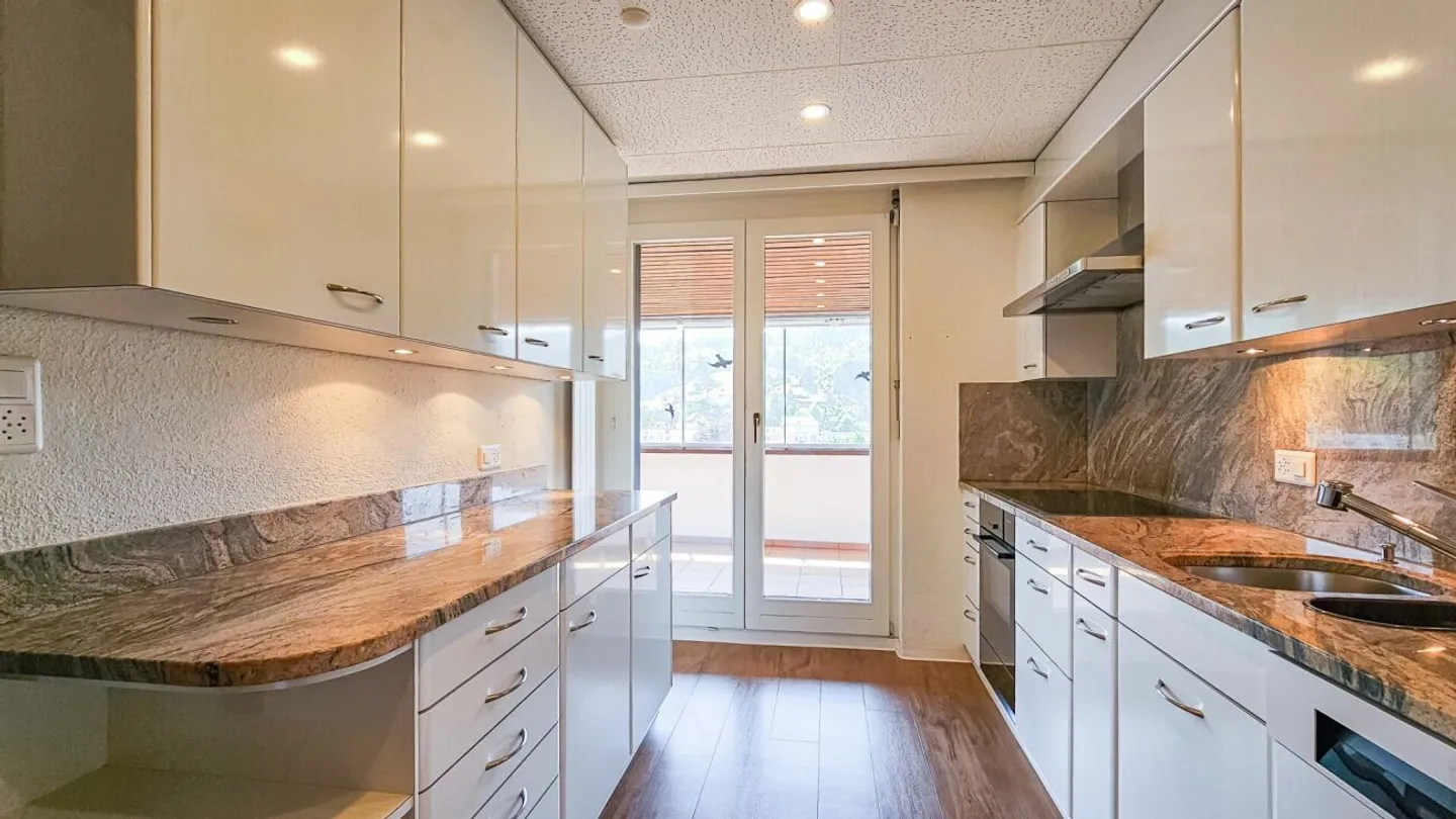 Ampio appartamento attico di 4,5 stanze con giardino d'inverno e bella vista - Foto 12 di 13