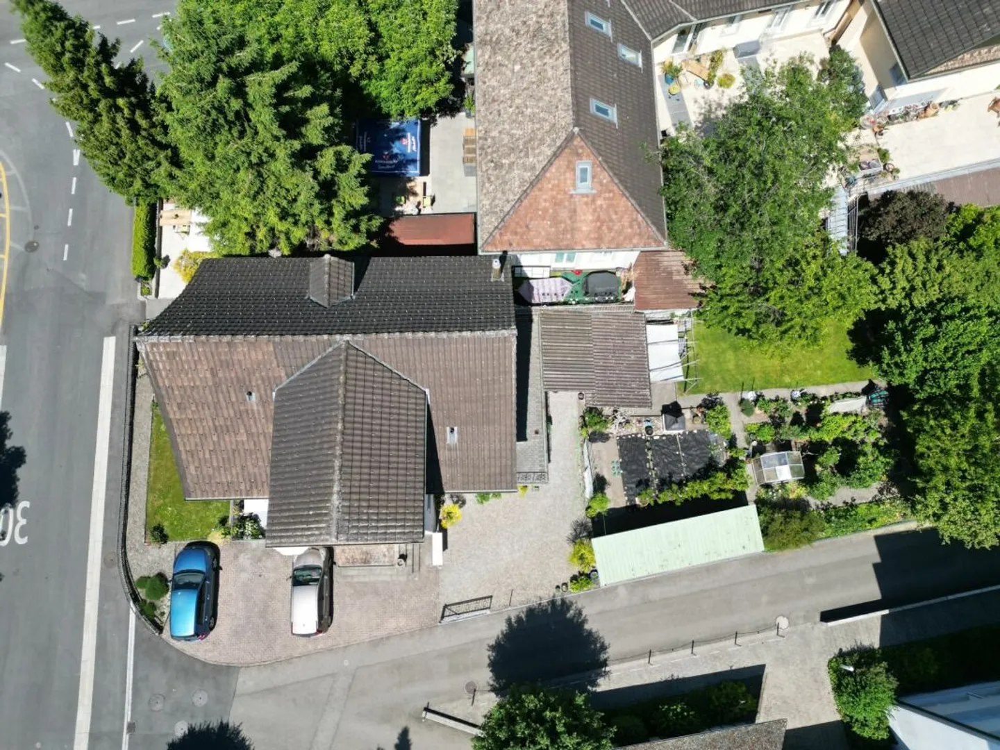 Dreifamilienhaus an sonniger und zentraler Lage mit grossem Entwicklungspotenzial - Foto 3 di 6