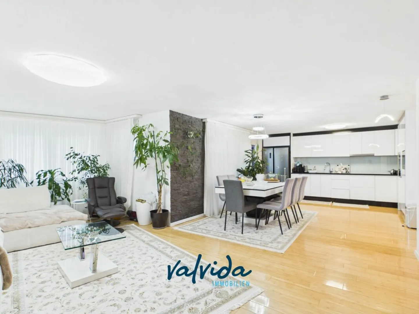 Stylish living in the heart of Visp - spacious 5.5-room apartment - Photo 1 of 13