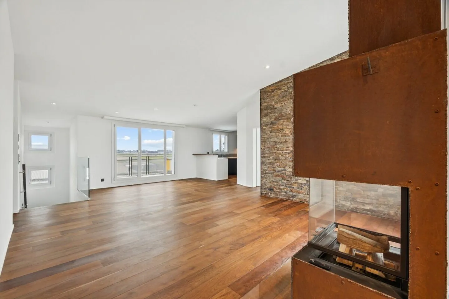 Luxurious penthouse apartment with 4 terraces, fireplace &amp; panoramic view - Photo 2 of 9
