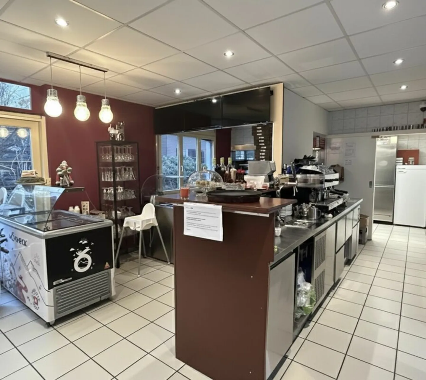 Attractive investment with established restaurant in a high-traffic location - Photo 3 of 3