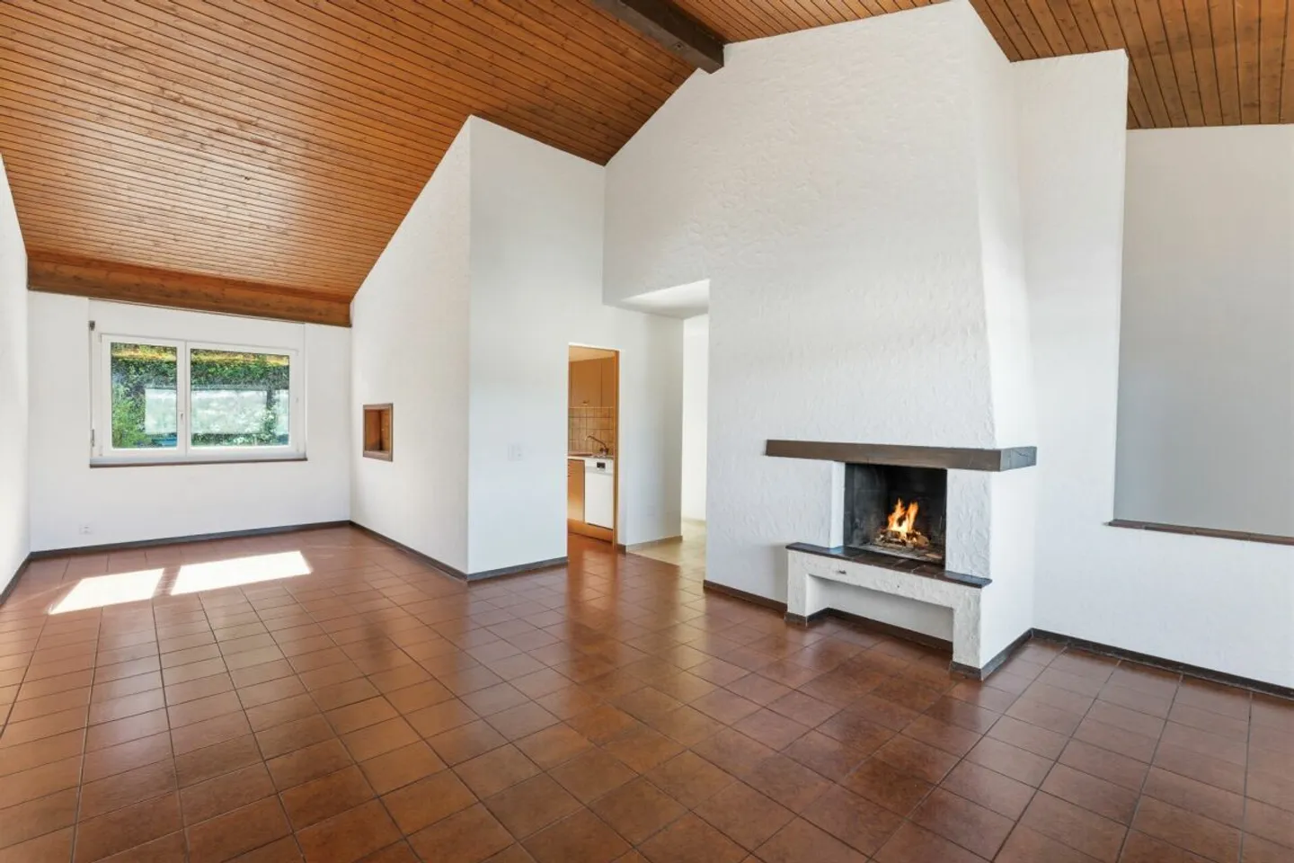 Affascinante casa bifamiliare di 6,5 stanze con vista e potenziale a Ebikon - Foto 2 di 8