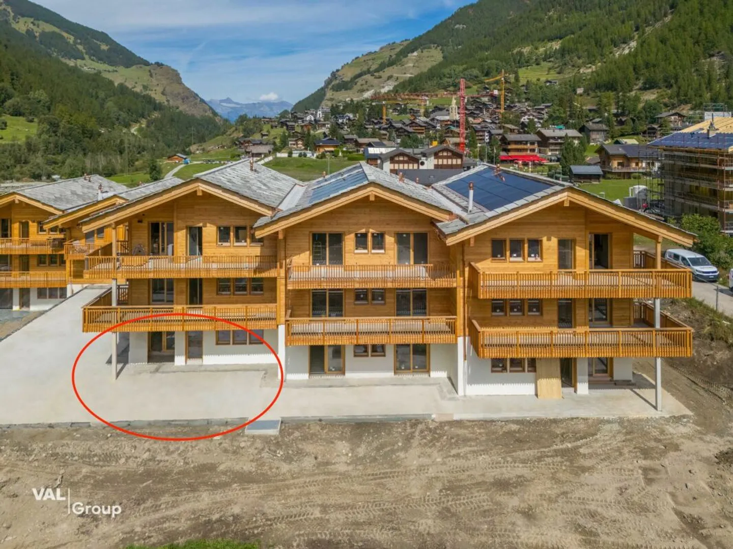 Un appartamento eccezionale di 4.5 locali con terrazza e giardino di fronte alle vette - Foto 1 di 11