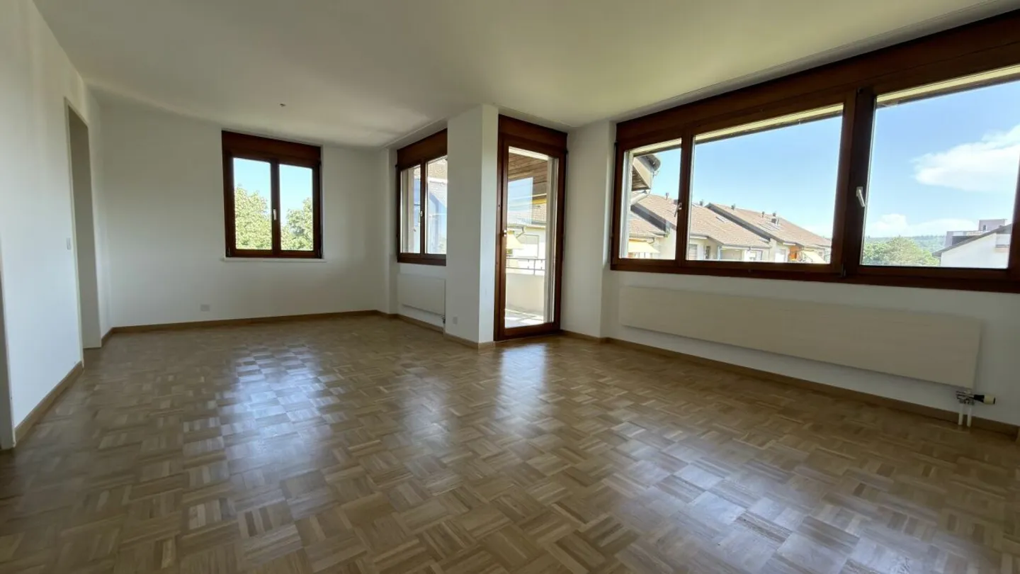 Large Renovated 5.0 Maisonette Apartment with Balcony in a Quiet Location Solothurn - Photo 8 of 13