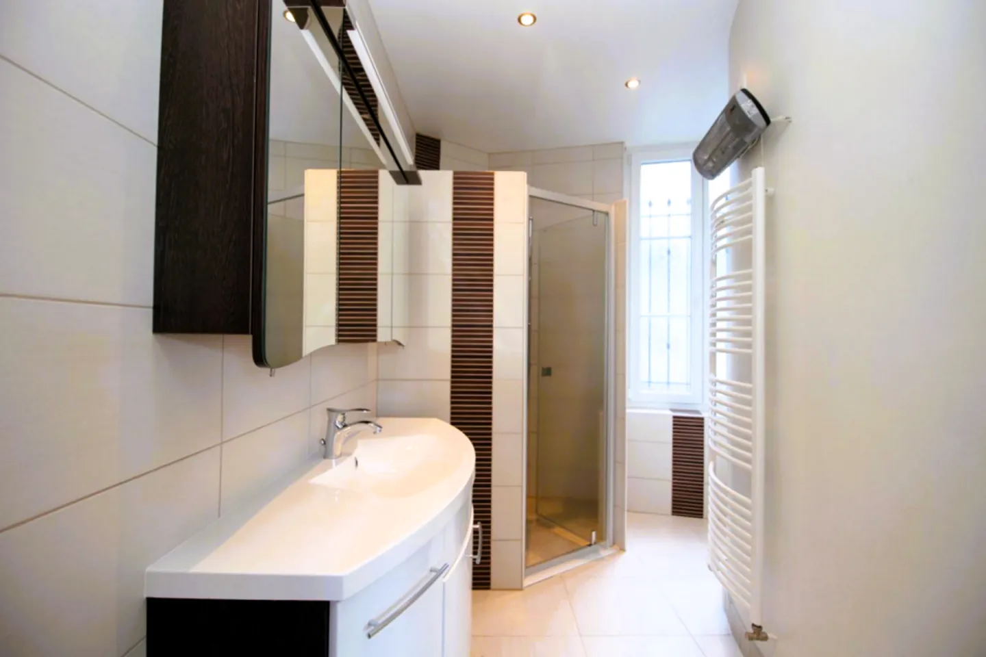 Geräumige Wohnung, Terrasse - Foto 4 von 6