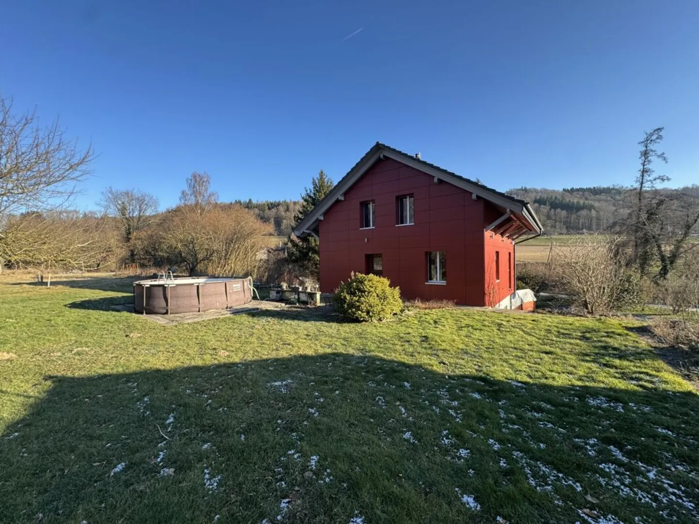 Chalet avec potentiel de développement - Photo 3 sur 13