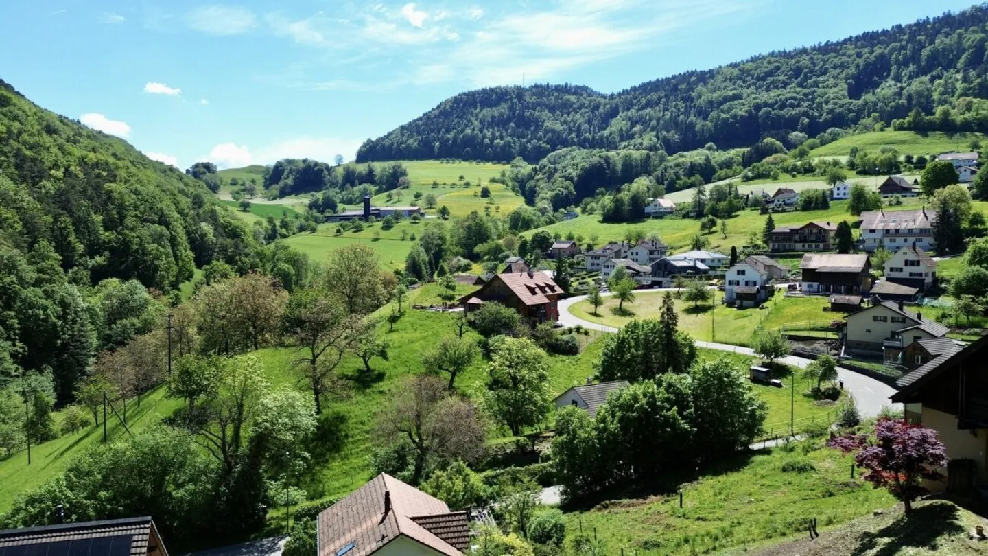 Qui sta nascendo la tua casa da sogno con vista! Terreno edificabile soleggiato a Grindel (SO) - Foto 7 di 7