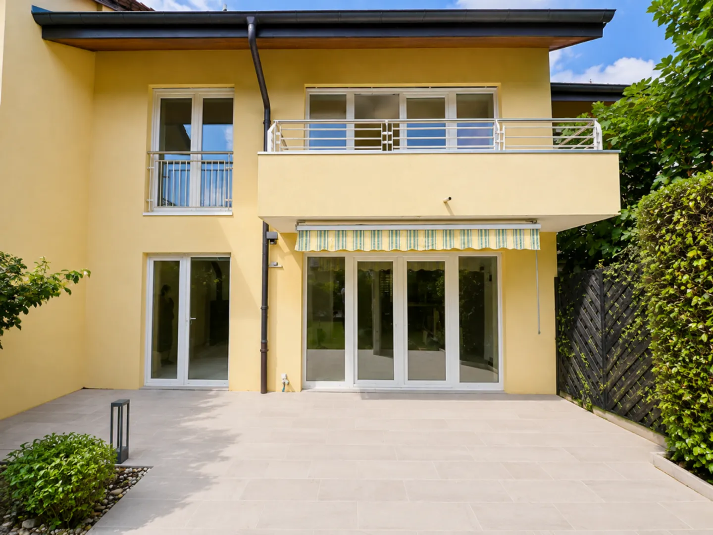 En Exclusivité - Villa familiale de 8 pièces dans un cadre résidentiel privilégié - Photo 3 of 12