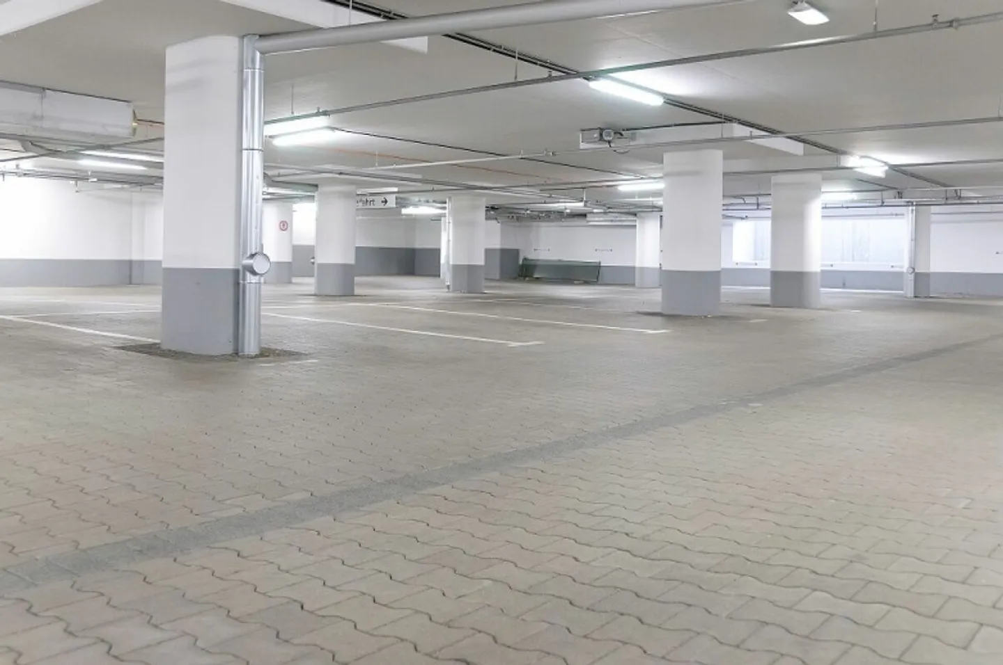 Tiefgaragenplatz zu Vermieten - Foto 1 von 3