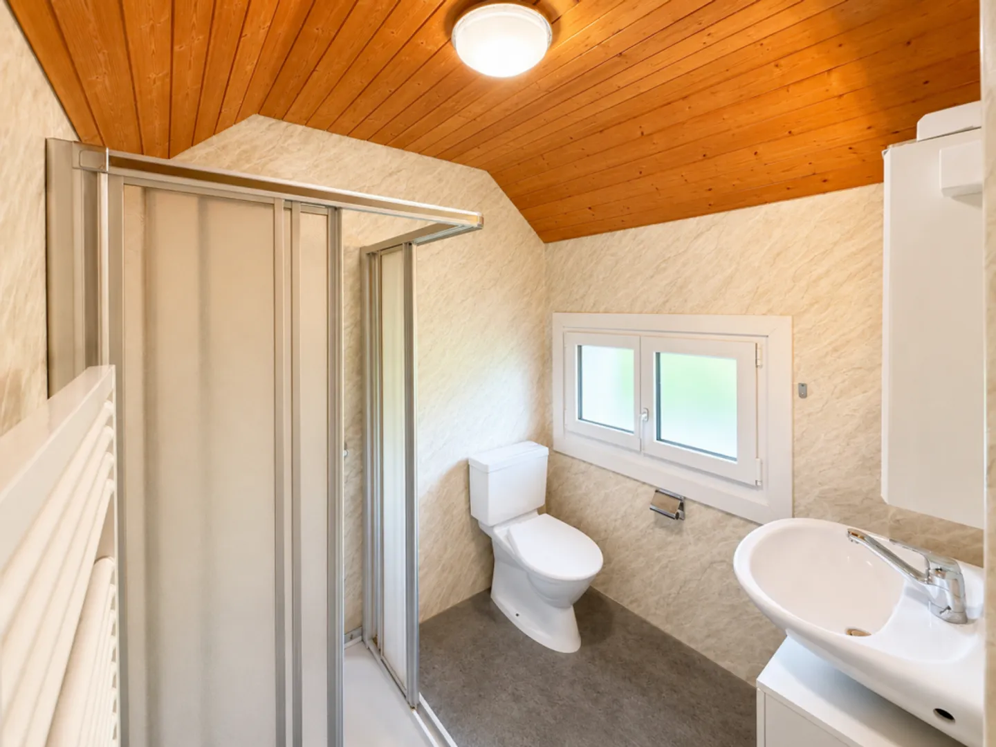 Modernized 3.5-room attic apartment with balcony and stunning view - Photo 8 of 13