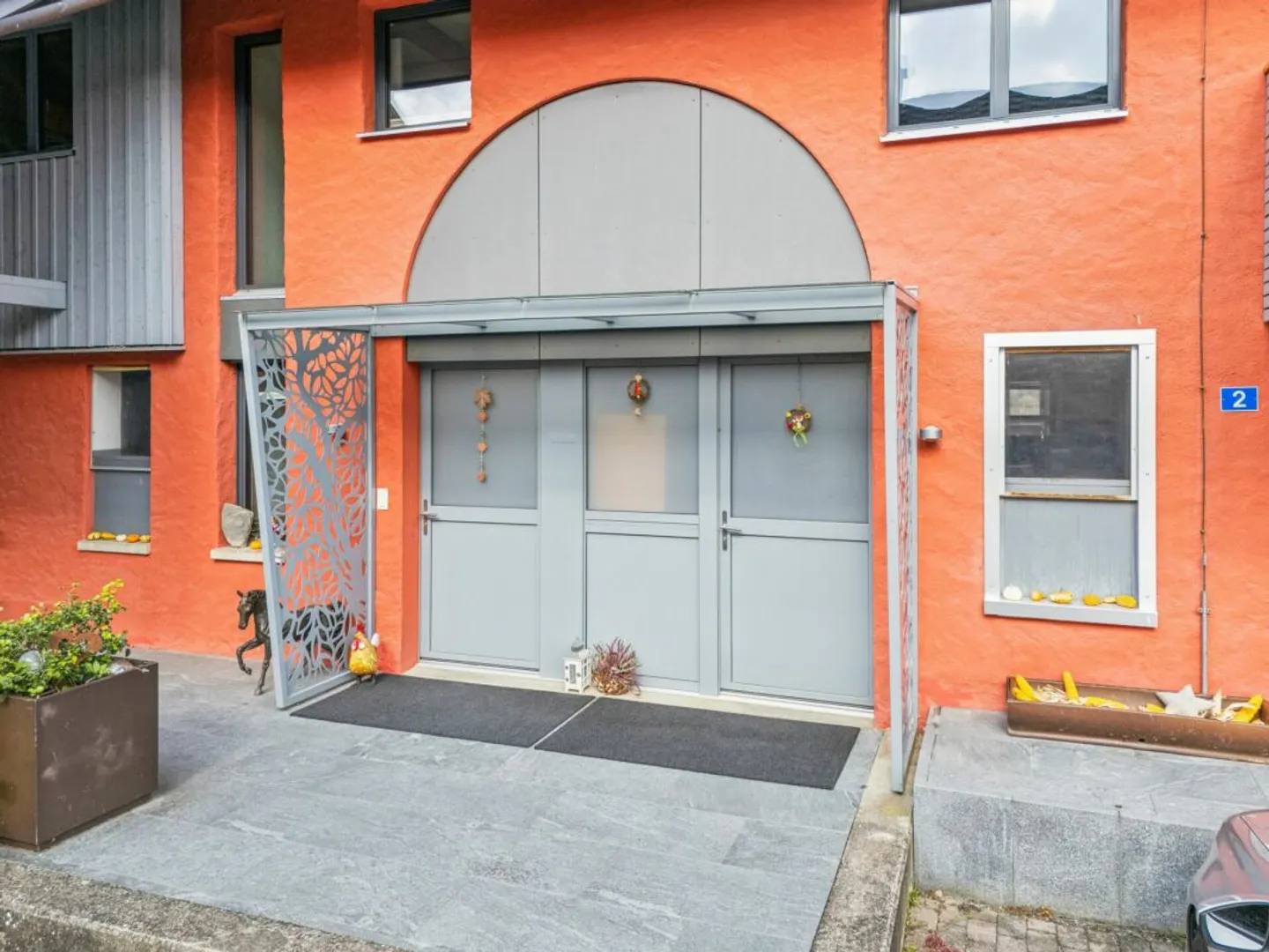 *NUOVO PREZZO* - CASA FRESCAMENTE RISTRUTTURATA CON PISTA DA EQUITAZIONE, PIAZZA ROTONDA E GRANDI AREE PASTORALI - Foto 2 di 13