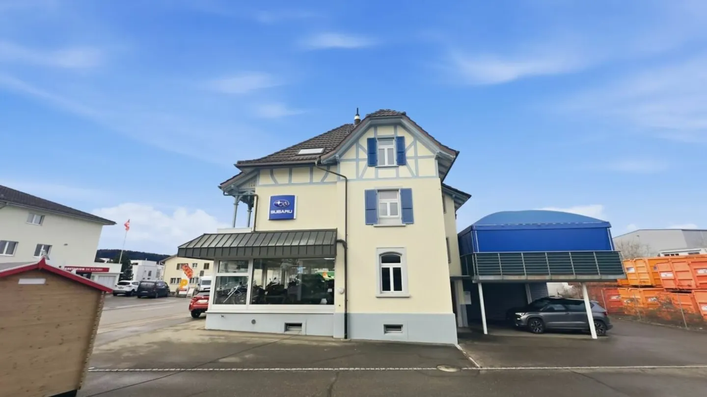 Appartamento mansardato affascinante di 3 stanze in posizione centrale a Schwarzenbach in affitto - Foto 9 di 10